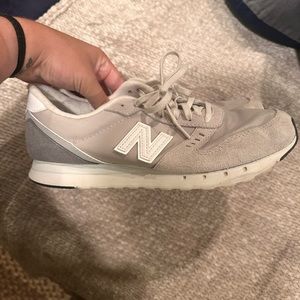 Tennis shoes